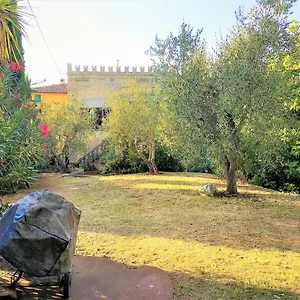 Budget Romance Tower Studio , Lari Italia